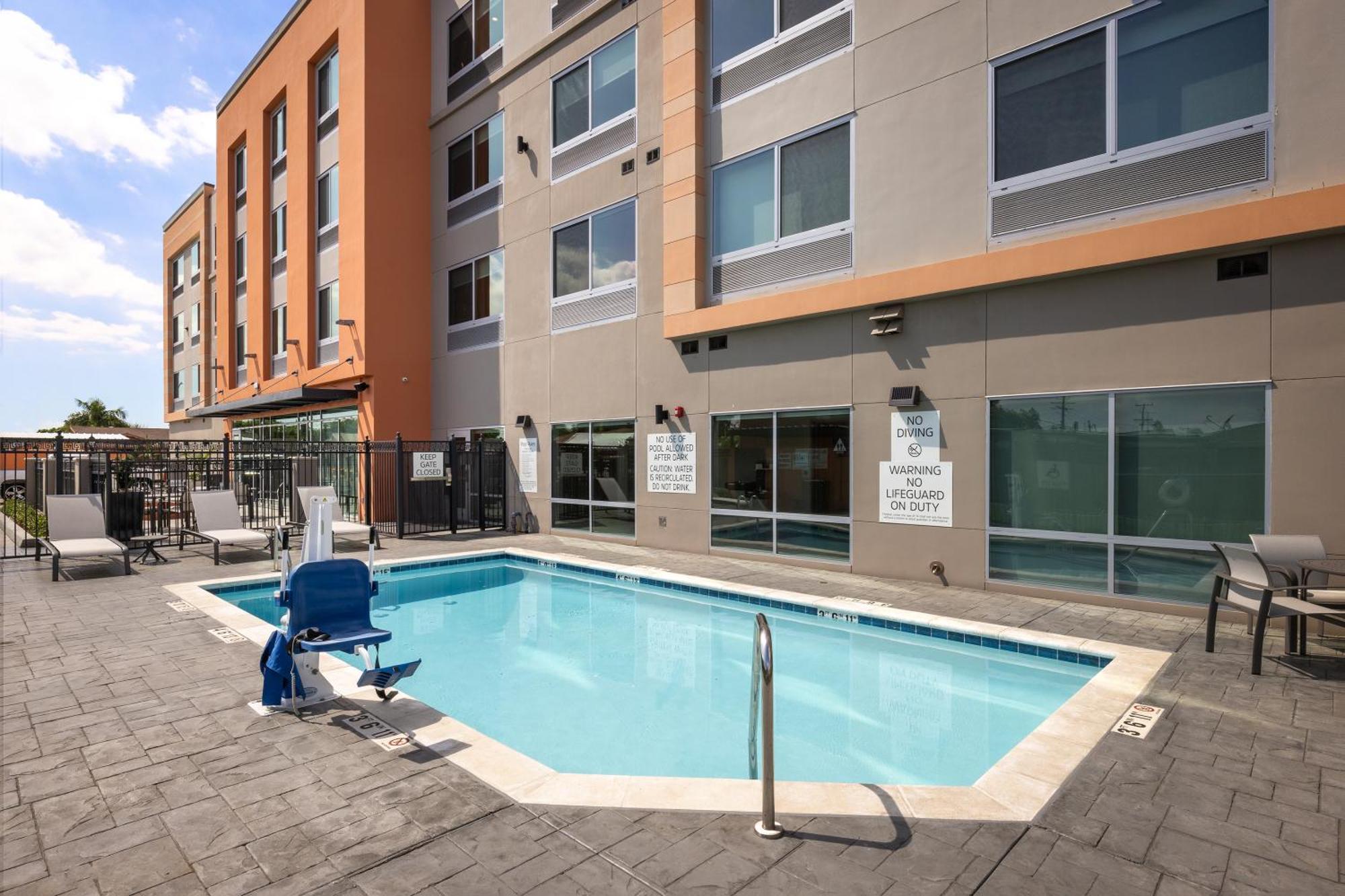 Holiday Inn Express & Suites - Hawaiian Gardens By Ihg Exterior photo